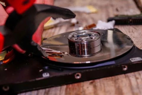 A man breaks a computer using locksmith tools. Foto stock