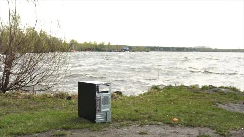 Man breaks a hammer system unit computer. Man with a sledge hammer and destroys 스톡 사진