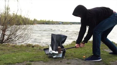 Man breaks a hammer system unit computer. Man with a sledge hammer and destroys 스톡 사진