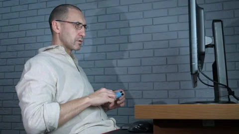 Man with breathing problems with e mail. Stock Footage 271406342