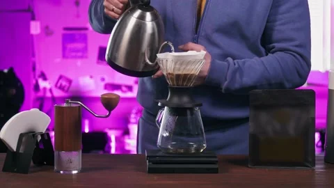 Man Brewing Coffee using gooseneck kettle Stockbeeldmateriaal 188092527