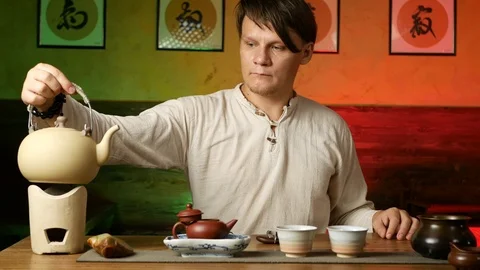 A man brews PU-erh tea according to traditional Chinese customs Stock Footage 114418002
