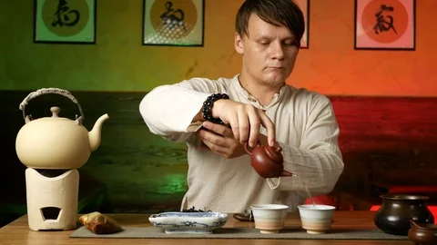 A man brews PU-erh tea according to traditional Chinese customs Stock Footage 114418006