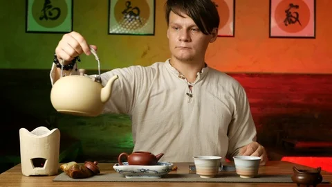 A man brews PU-erh tea according to traditional Chinese customs Stock Footage 114418054