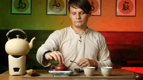 A man brews PU-erh tea according to traditional Chinese customs Stock Footage 114418068