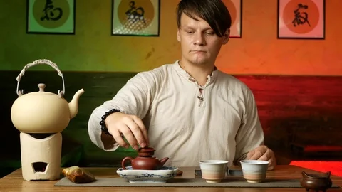 A man brews PU-erh tea according to traditional Chinese customs Stock Footage 114418094