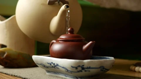 A man brews PU-erh tea according to traditional Chinese customs Stock Footage 114418123