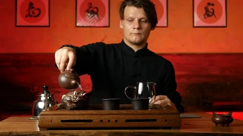A man brews PU-erh tea according to traditional Chinese customs Stock Footage 114818228