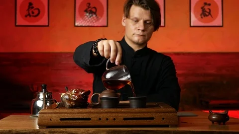 A man brews PU-erh tea according to traditional Chinese customs Stock Footage 114818320