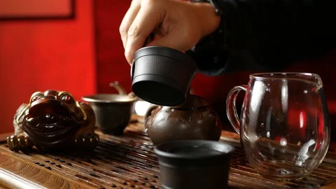 A man brews PU-erh tea according to traditional Chinese customs Stock Footage 114818412