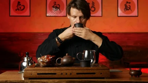 A man brews PU-erh tea according to traditional Chinese customs Stock Footage 114818509