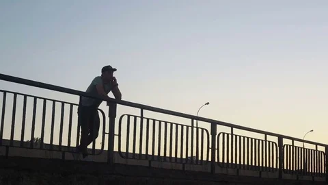 The man on the bridge speaks by phone Stockbeeldmateriaal 78612866