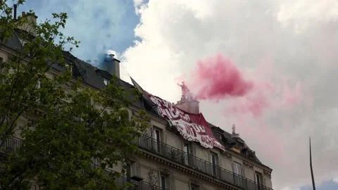 Man brings down white supremacy banner in Paris, France Stockbeeldmateriaal 132779154
