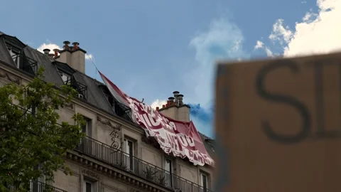 Man brings down whiter supremacy banner in Paris, France Stockbeeldmateriaal 132779189