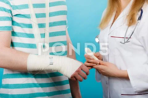 Man With Broken Hand Visit Doctor.