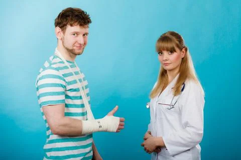 Man with broken hand visit doctor. Foto stock