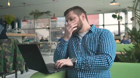 Man browsing laptop, drink coffee, look at camera, cafe, portrait, steadycam 库存影片 72951351
