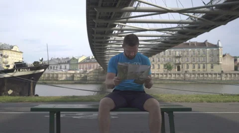 Man is browsing map and walks away. Vídeo Stock 65205029