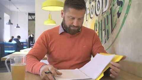 Man browsing, reading documents, portrait, in cafe, indoor, steadicam Vidéo 73265191