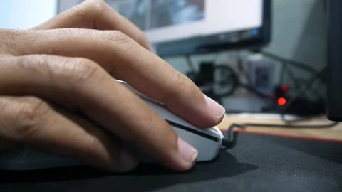 This Man Browsing Website using Mouse for Scroll and Click 스톡 동영상 235125102