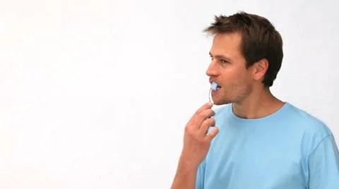 Man brushing his teeth Видео 1016757