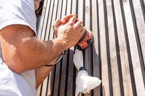 Man Builder Carpenter Sanding Surface Wooden Board Beam With Orbital Sander.. Stock-Fotos