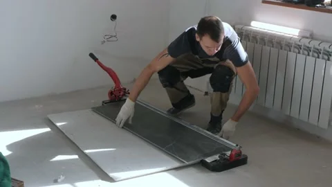 Man builder fixes ceramic panel in tile cutter machine Video stock 151987572