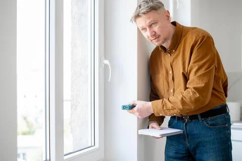 Man Builder Measuring Window Opening 스톡 사진