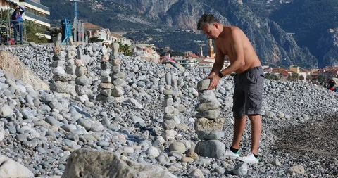 Man Building A Cairn On The Beach Vídeos de archivo 122162324