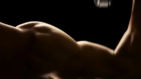 Man building muscles close up. Vídeos de archivo 107112089