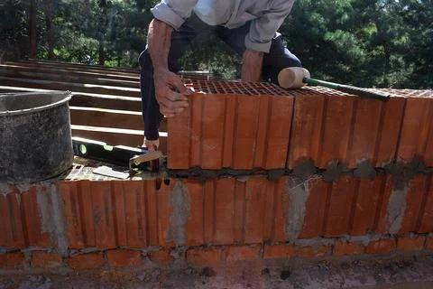 A man is building a wall of ceramic blocks. Foto stock