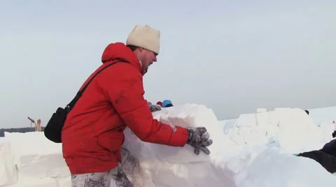 Man Builds A Igloo 스톡 동영상 47046685
