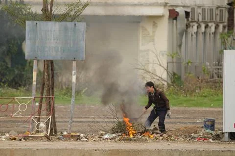 Man burning garbage. Foto stock