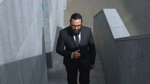 Man in business suit having sharp knee pain while climbing stairs, limb disorder Vídeo Stock 117219701