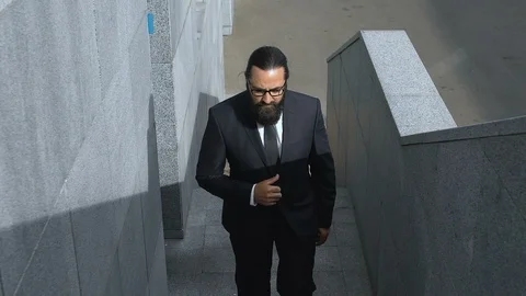 Man in business suit having sharp knee pain while climbing stairs, limb disorder Vidéo 117220318