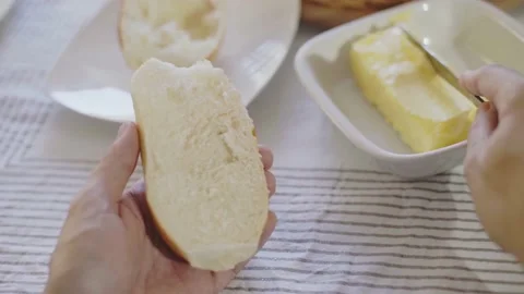 A man buttering his bread for breakfast. Vídeo Stock 132613322
