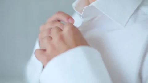 Man buttoning a white shirt Vidéo 75618342