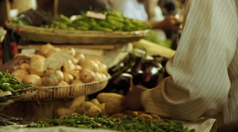 Man buying potatoes Stock-Footage 32196100
