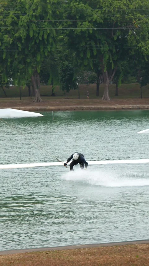 Man Cable Skiing and Wakeboarding at a Singapore Water Park Vidéo 328392073
