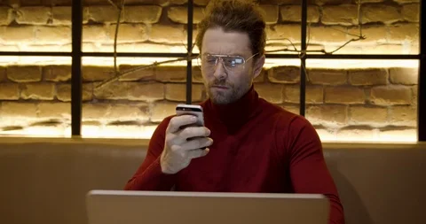 Man in cafe have problems with old phone Vidéo 123612718