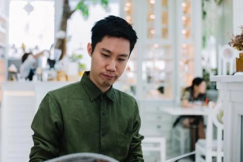 Man in the cafe looking at the menu Stockfoto's
