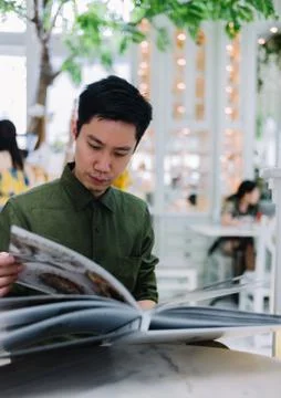Man in the cafe looking at the menu Stockfoto's