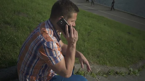 Man calling phone by the river 库存影片 52718015