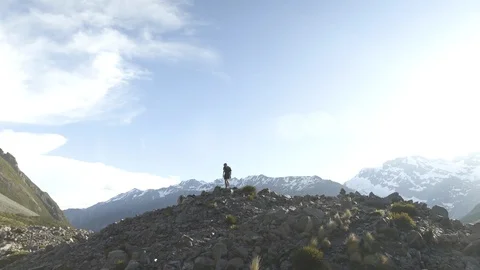 Man with camera climbing down the rocky hill Vidéo 95131516