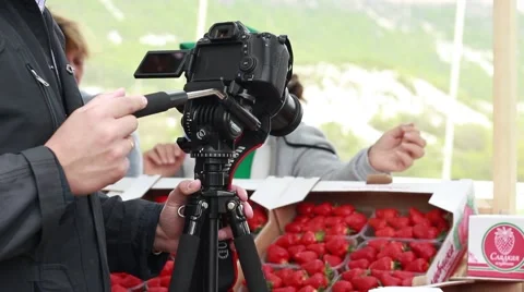 Man with camera making video with strawberry Vídeo Stock 62710497