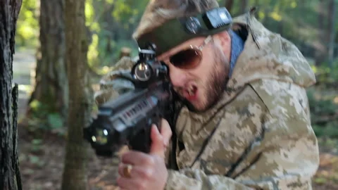 Man camouflage, tree posture, enemy battle Stock-Footage 302926023