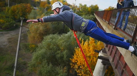 A man can not get together before jumping from the bridge Stock Footage 56431065