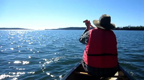 Man in canoe paddling 库存影片 61044144