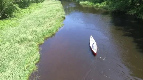 Man Canoes Down River in Rural New England Stockbeeldmateriaal 82090050
