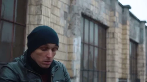 Man in a cap talking on the phone Vidéo 82117073